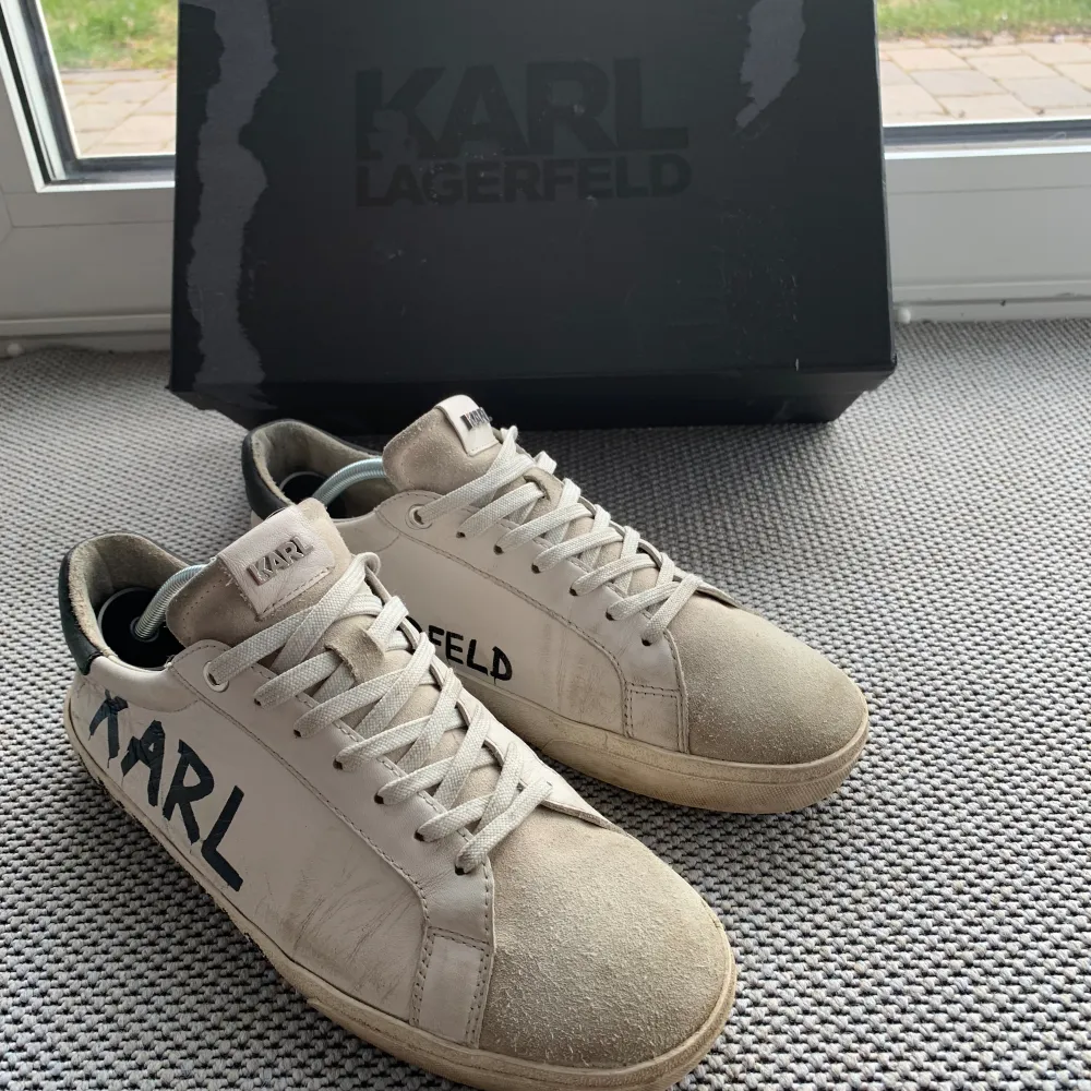 Dessa skor är från Karl Lagerfeldt och sitter stilrent och snyggt. Dessa liknar golden goose med lite smutsig stil från köp. Dom är ytterst använda och kommer med orginal box samt dustbag. Modell: stencil lo white leather och säljs inte längre. Skor.