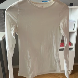 Vit långärmad tröja!  - Strl 158-164, passar XS💘 inga defekter, nyskick. 