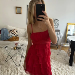 Så fin sommarklänning - Mörkrösa sommarklänning i strl S! Jag är 172 cm 🩷