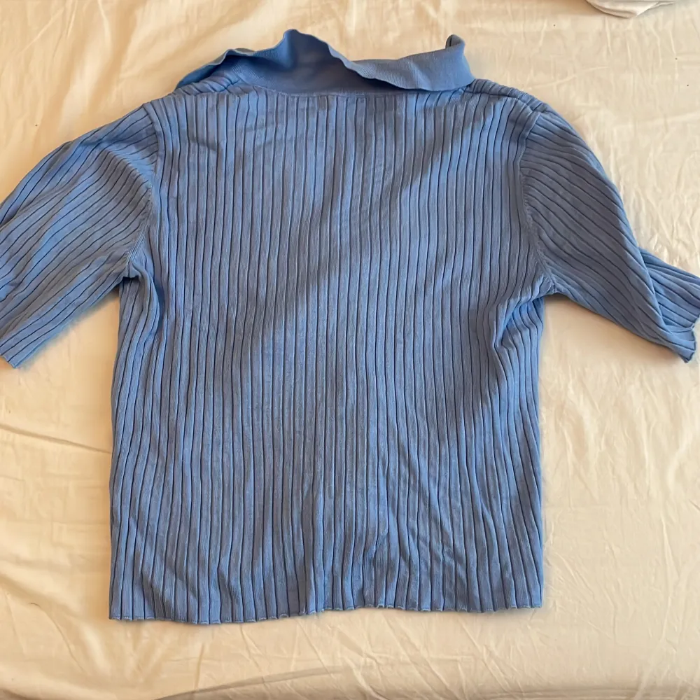 Jätte fin blå t-shirt från Indiska. Jag älskar denna tröja, men får ingen användning för den ❤️. T-shirts.