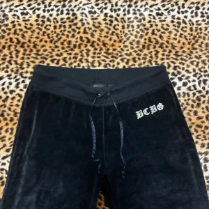 2000s bcbg leggings - ✰*฿✩‧₊˚ läs gärna köpvillkoren innan köp  ✰ från märket BCBG, lowrise bootcut modell ✰ midjemått: 38 cm, innerben: 75 cm ✰ lite nopprig, inga andra märbara defekter men ha i åtanke att det är ett sparsamt använt second hand plagg ✰ skriv vid frågor💋