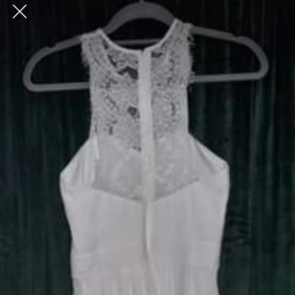 Fin vit spetsklänning,  knappt använd,  från NLY ONE. . Klänningar.