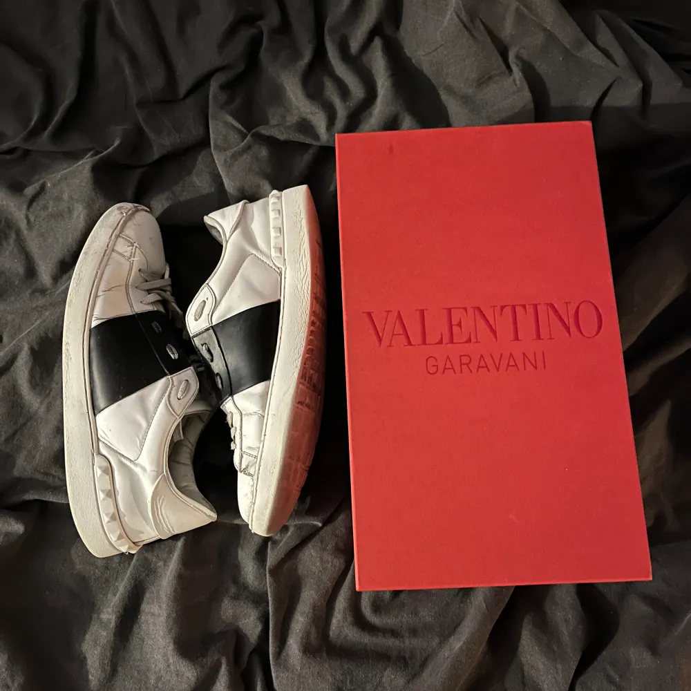 Valentino opens i bra skick, storlek 44. Lite smutsiga men annars bra skick! Äkthetsbevis finns.. Skor.