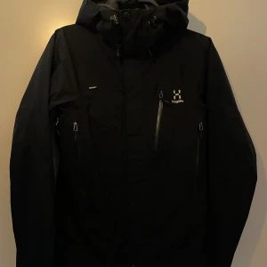 Haglöfs skaljacka Astral Gore-Tex - Använd fåtal gånger, ser ut som ny. Storlek XS, passar mig som ligger mellan XS-S. Skriv för fler bilder eller information!   Intersport beskriver jackan enligt nedan: Vind- och vattentät skaljacka för dam Slitstarkt Gore-Tex-material i två lager Ven