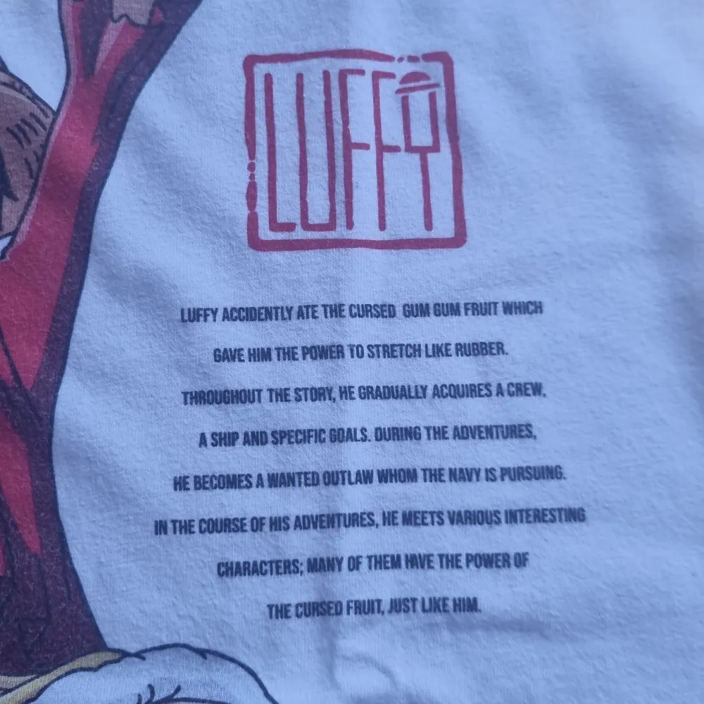 Säljer min One piece Luffy T-shirt, 10/10 blev för liten. Mjuk och skön gjort av bummul. Hör av dig för frågor eller mera bilder.. Tröjor & Koftor.
