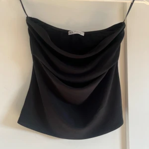 Tubtopp zara - Jag säljer min gamla tubtopp från Zara i storlek S. Den är endast använd 2 gånger och är i ett väldigt fint skick. Priset går att diskutera, skriv priv vid intresse eller funderingar💓