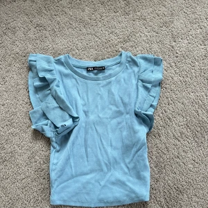 Zara topp - Säljer denna för att jag själv växt ur den 