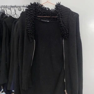 YK2 kofta - Svart trendig, yk2 kofta från Twilfit🖤 Strl: 46/48 men känns som en S-M 