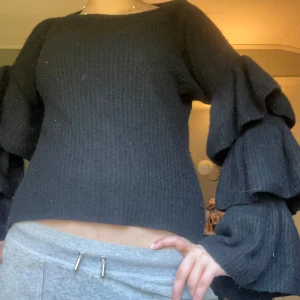 Tröja med volanger  - Så snygg stickad tröja med volang ärmar!