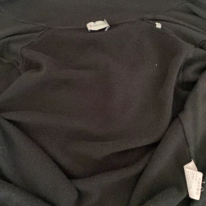 Moncler Cardigan Hybrid Logo - Köpt från Garmsmarket, E-kvitto finns. Köptes förra året i typ juni/juli. Jättebra condition.