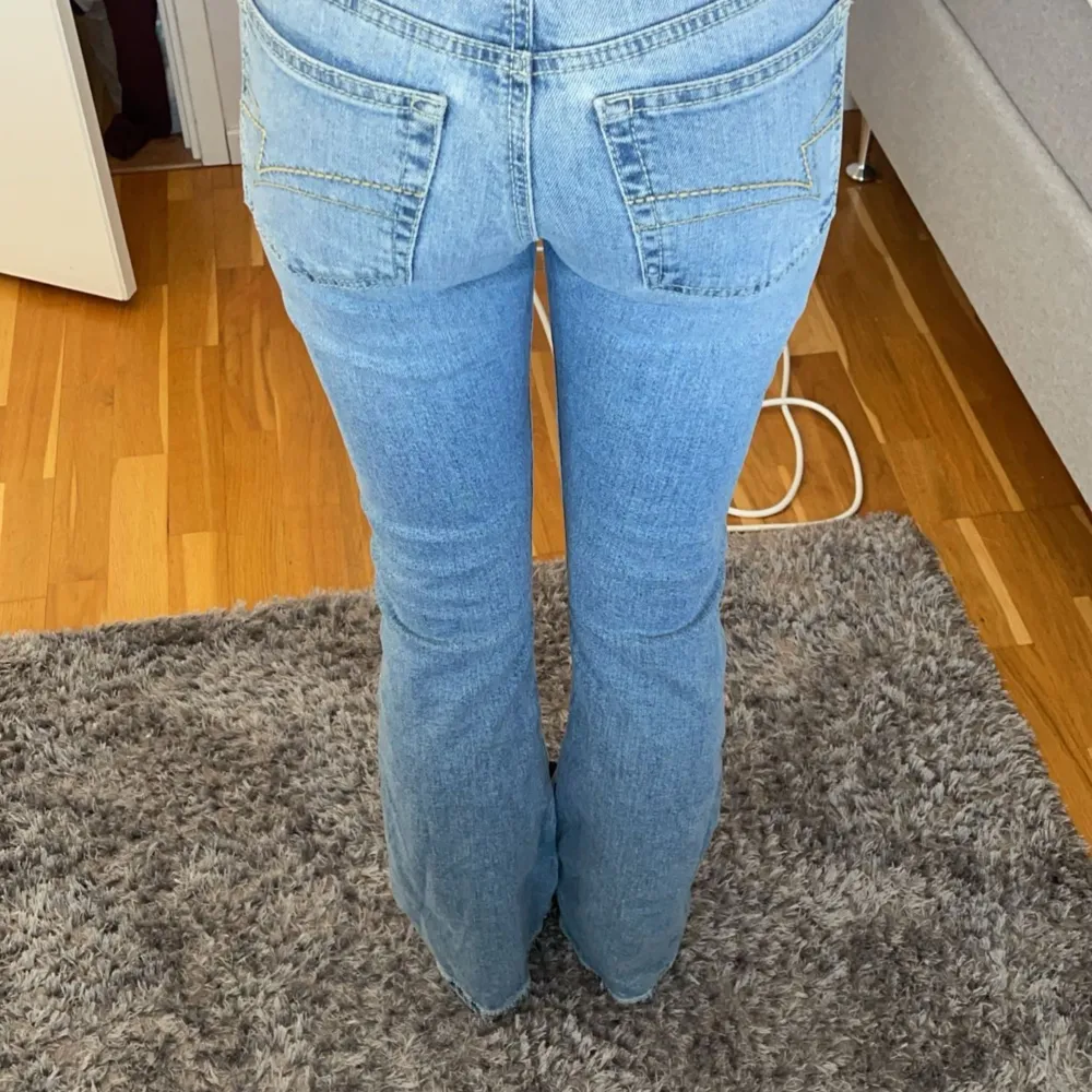 Lågmidjade jeans från junkjard. Fint skick, endast testade. Priset går att diskutera.. Jeans & Byxor.