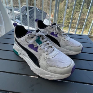 Puma Trinity lite - sneakers - Puma sneakers använda men i bra skick. Storlek 42 men passar även 41. Ett litet grönt märke på vänster sko syns knappt, kan skicka bilder.