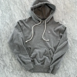 Acne studios hoodie - Min acne hoodie som inte kommit till någon användning, köpt på deras hemsida och är i otroligt skick eftersom den använts Max 2 gånger