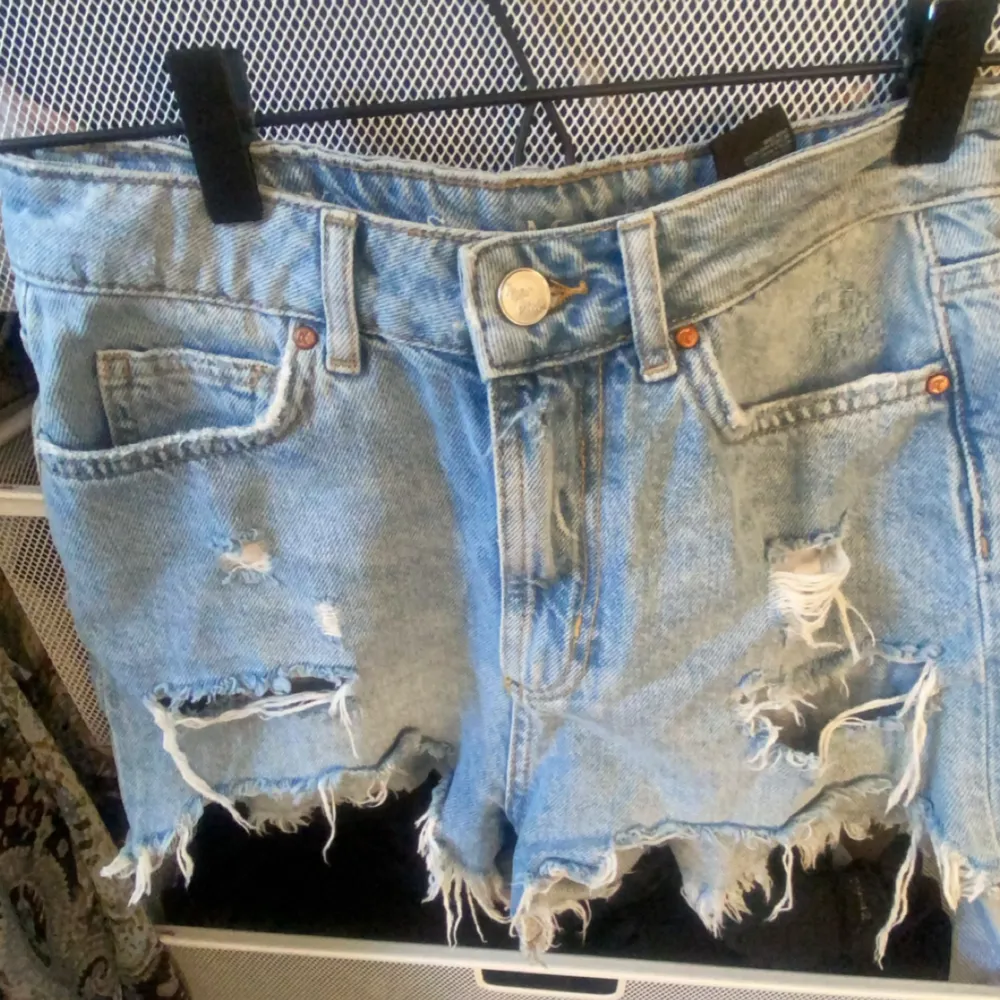 Jätte fina jeans shorts med hål. Nästan aldrig används o h säljer för att dessa blivit lite små och korta för mig❤️. Shorts.