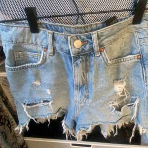 Jätte fina jeans shorts med hål. Nästan aldrig används o h säljer för att dessa blivit lite små och korta för mig❤️
