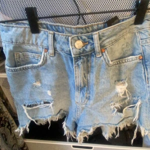Jeans shorts - Jätte fina jeans shorts med hål. Nästan aldrig används o h säljer för att dessa blivit lite små och korta för mig❤️