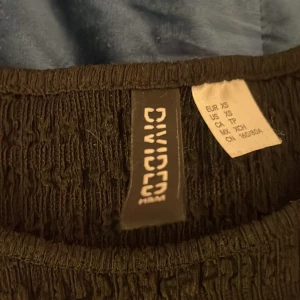 en fin svart tröja 💕 - En svart fin tröja med mönster på, skriv privat om ni har frågor🙏🏻💕