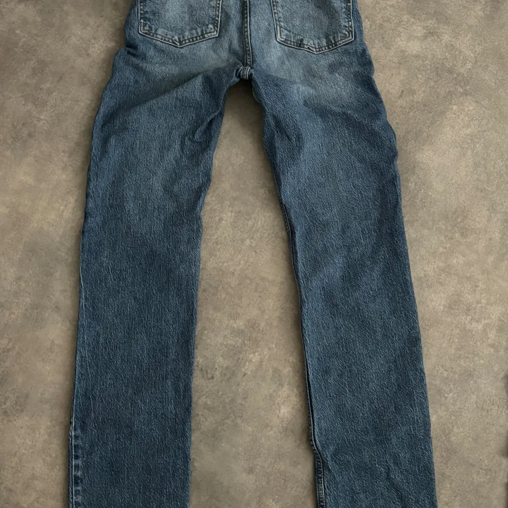 Fina Högmidjade mörkblå jeans, i super bra skick. Super långa i längden och färgen passar till mycket.💕💕 . Jeans & Byxor.
