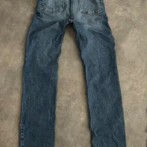 Fina Högmidjade mörkblå jeans, i super bra skick. Super långa i längden och färgen passar till mycket.💕💕 