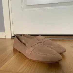 Ett par eleganta loafers i storlek 40. Varan har endast tecken av användning på sulan (se bild 2). Annars är de precis som nya! Har du några frågor så kontakta mig.