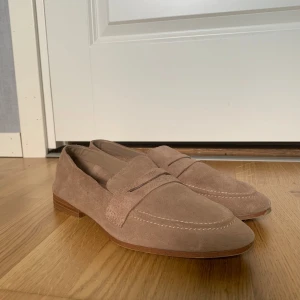 Mango Loafers - Ett par eleganta loafers i storlek 40. Varan har endast tecken av användning på sulan (se bild 2). Annars är de precis som nya! Har du några frågor så kontakta mig.