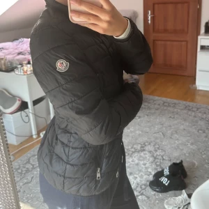Äkta Moncler jacka - Väl använd men endån i fint skick finns något lagat små hål där av ett billigt pris