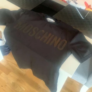 Moschino - Mycket bra skick har andvänt den 2 gånger då den är för liten på mig den är såklart äkta har kvitto och allt det är storlek S men den passar nog M också priset kan diskuteras vid en snabb affär 