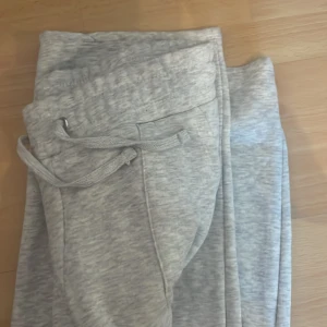 Låga mjukisar  - Gråa lågmidjade mjukisar från lager 157. Helt nya, aldrig använda🩷 säljer för att dem är för små 💛 Vill få väck dem så pris kan diskuteras🩷