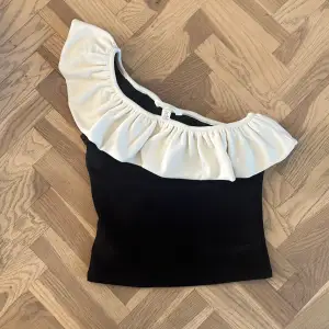 Så fin trendig off shoulder topp ifrån hm