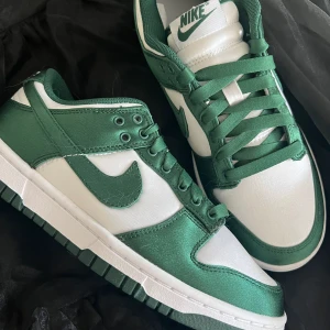 Nike dunk low - Strl 37, mycket fint skick då de aldrig är använda. 750 kr 