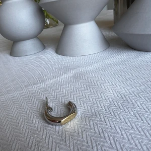 Ear clip från Ennui Atelier - Ear clip (ej par) från Ennui Atelier att ”hänga” runt örat. Sterlingsilver med platt yta i gulplättering. Stort och maffigt. Funkar om man ej har hål i örat.