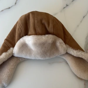 UGG mössa - Säljer en UGG mössa för 1300kr Igentligen kostar den 2000kr fast nu när det inte är säsong på vinter kläder så säljer jag den billigare! Den är helt oandvänd. Klicka på köp och ha den perfekta mössan in för vintern 