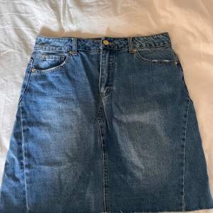 En jättefin jeans kjol från Pernilla Wahlgrens kollektion med Ullared. Jättefint skick då den aldrig är använd💓