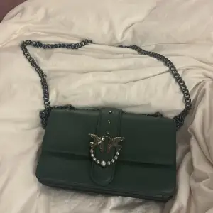 Jätte fin handväska i jätte fint skick, mörkgrå färg och unik. 