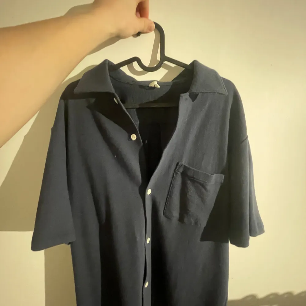 Mörkblå overshirt/ skjorta från arket,  M i storlek men är stor så skulle säga L ,Tjockt material funkar perfekt till sommaren.. Skjortor.