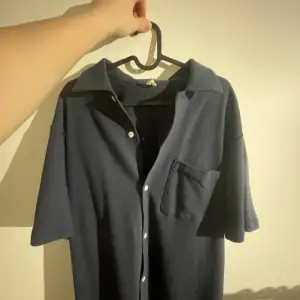 Mörkblå overshirt/ skjorta från arket,  M i storlek men är stor så skulle säga L ,Tjockt material funkar perfekt till sommaren.