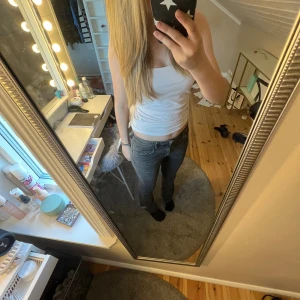 Jeans  - Gråa lågmidjade bootcut jeans med ett litet hål på bakfickan som man absolut inte tänker på🩷