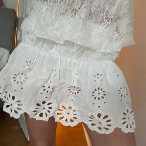 Populär kjol från Zara - Säljer en fin sommarkjol från Zara kids i största storleken (14-16) Passar mig som är S  Jätte fin till sommaren