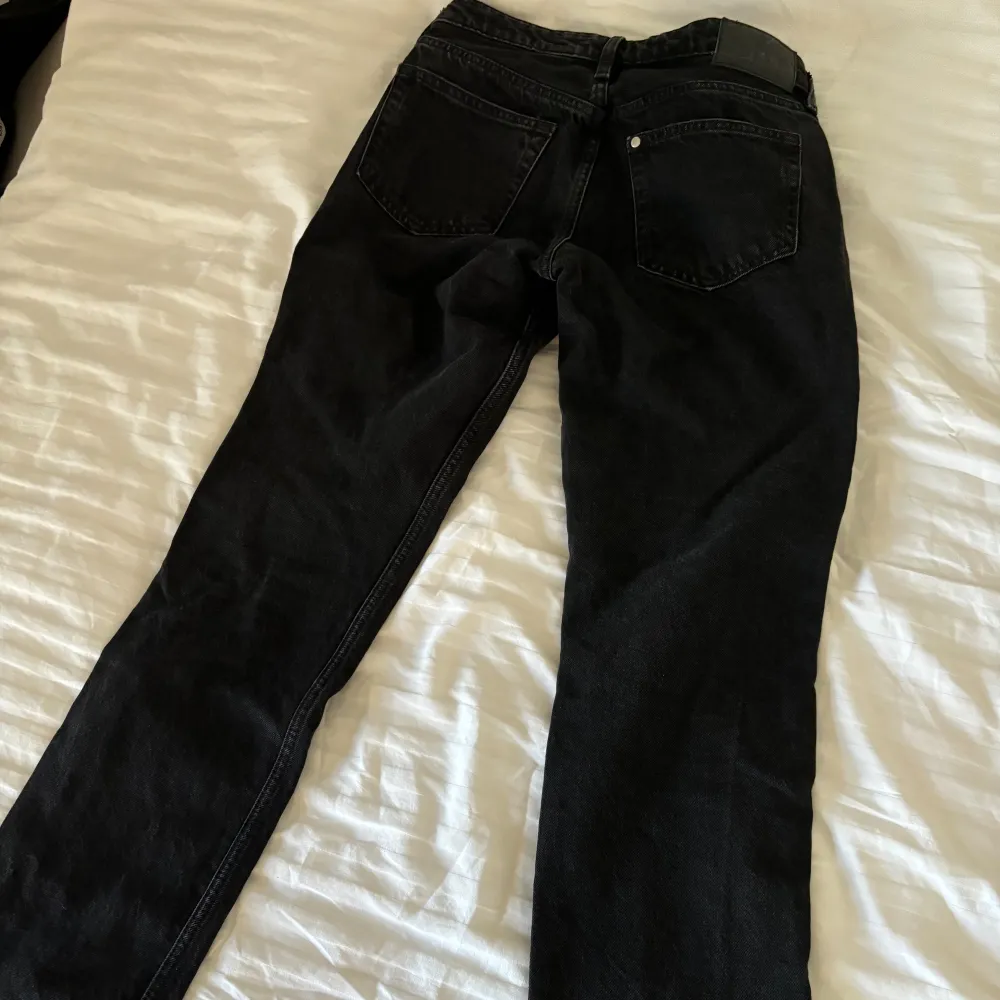 Säljer ett par svarta Wide leg jeans från H&M i storlek 36. Använda fåtal gånger då det inte riktigt är min stil.. Jeans & Byxor.