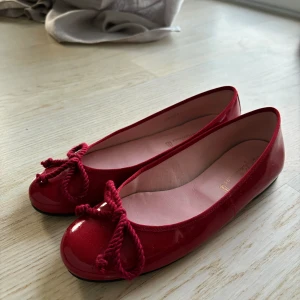 Pretty ballerina strl 38 - Super fina Pretty ballerinas, perfekt till vår och sommar!  Använda 1-2 ggr Säljer då jag ej har användning av dom. Strl 38 Ordinarie pris 1700kr