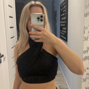 Topp - Säljer denna toppen som man knyter. Lite svår att fotta men jätte snygg i verkligheten. 
