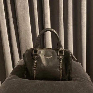 Zadig väska - Säljer en jättefin zadig väska! Den är i fint skick! Hör av er vid frågor!💕