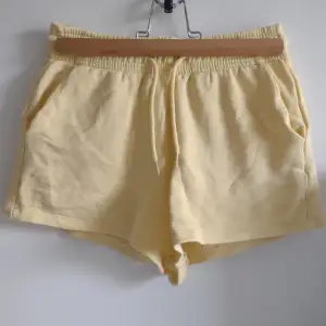 Snygga gula short för bara 40 kr! ❤️ Från lager 152, storlek XS Kolla gärna in på mina andra annonser.❤️