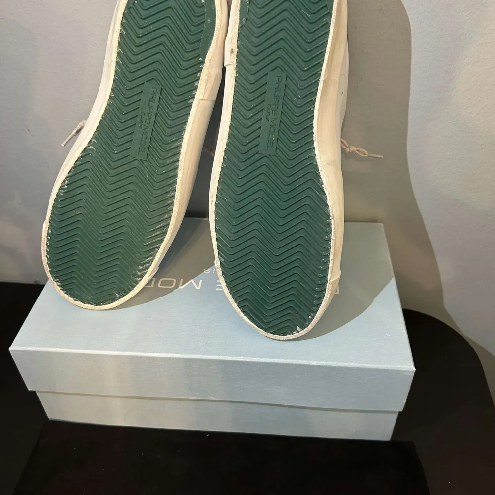 Säljer ett par Philippe Model skor i storlek 42. Som nya, fint skick och använda 1-2 gånger! Originallåda och dustbag följer med vid köp! Skriv vid intresse.. Skor.