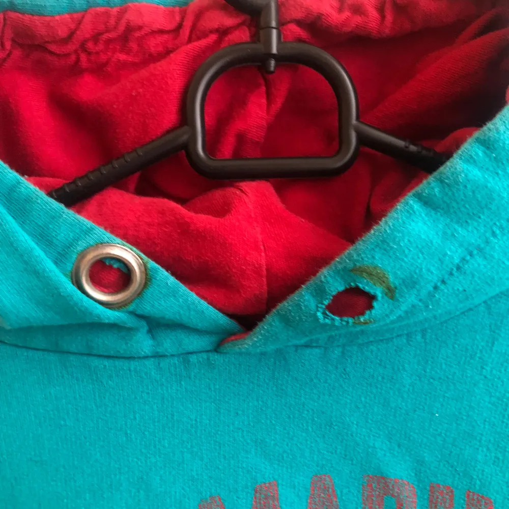 Skitfin hoodie som är köpt second hand. Tyvärr så har ena metallgrejen åkt av (sista bilden) Det är storlek L, men skulle säga mer S/M. Hoodies.