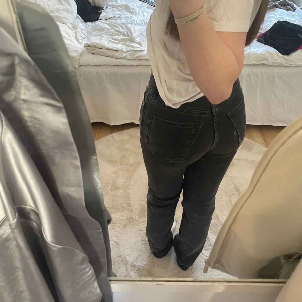 Säljer dessa weekday jeans i modellen TWIG det är i super fint skick och knappt andväda❤️. Jeans & Byxor.