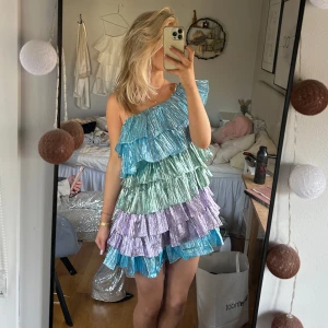 Sommarklänning - Världens snyggaste sommarklänning!! Lappen kvar och nypris 900❤️ pris kan diskuteras vid snabb affär! ❤️helt slutsåld!❤️ jag är 167 och brukar ha xs/s. Har gjort så man kan ha både snett och vanligt då den har två band om man helldre vill ha så❤️❤️