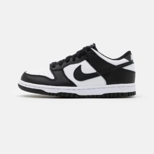 Nike dunk panda - Säljer dessa har bara använt i 2 månader, bra skick och rengörs innan jag skickar iväg dom! Nypris 1300kr Storlek 38