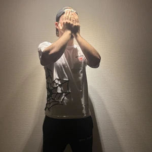 DLMR - T-SHIRT - Delamor ”Spider Heart” Collection T-shirt!  Storlek: M Passform: M (TTS)  Din sommar är räddad med denna t-shirt!☀️☁️