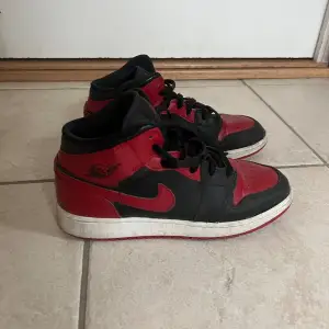 Säljer dessa Nike Jordan 1. Dem är i bra skick. Köpt för 1699kr på reestock . Säljer för 500kr